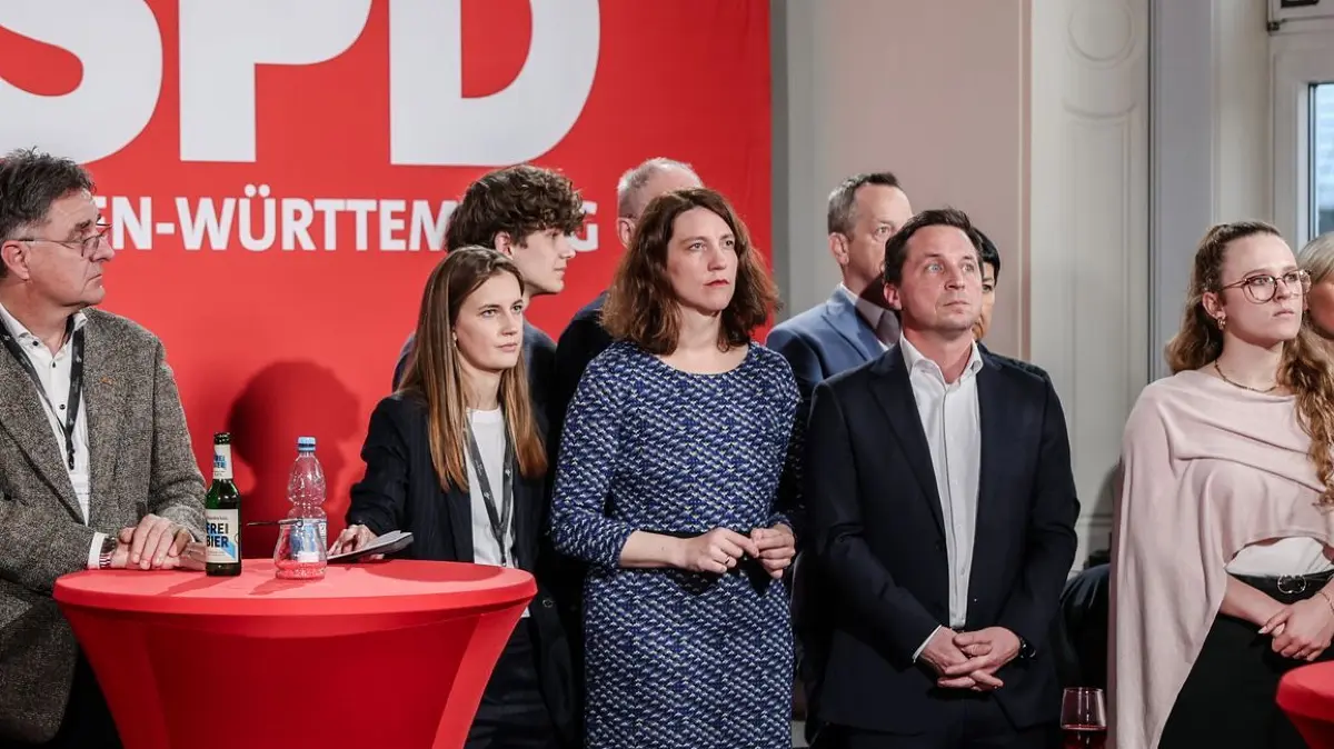 Landtagswahl in Baden-Württemberg - SPD: 08.03.2026, Baden-Württemberg, Stuttgart: Parteimitglieder der SPD verfolgen die ersten Hochrechnungen der Landtagswahl in Baden-Württemberg. Am 08. März fand in Baden-Württemberg die Landtagswahl statt. Foto: Christoph Schmidt/dpa +++ dpa-Bildfunk +++