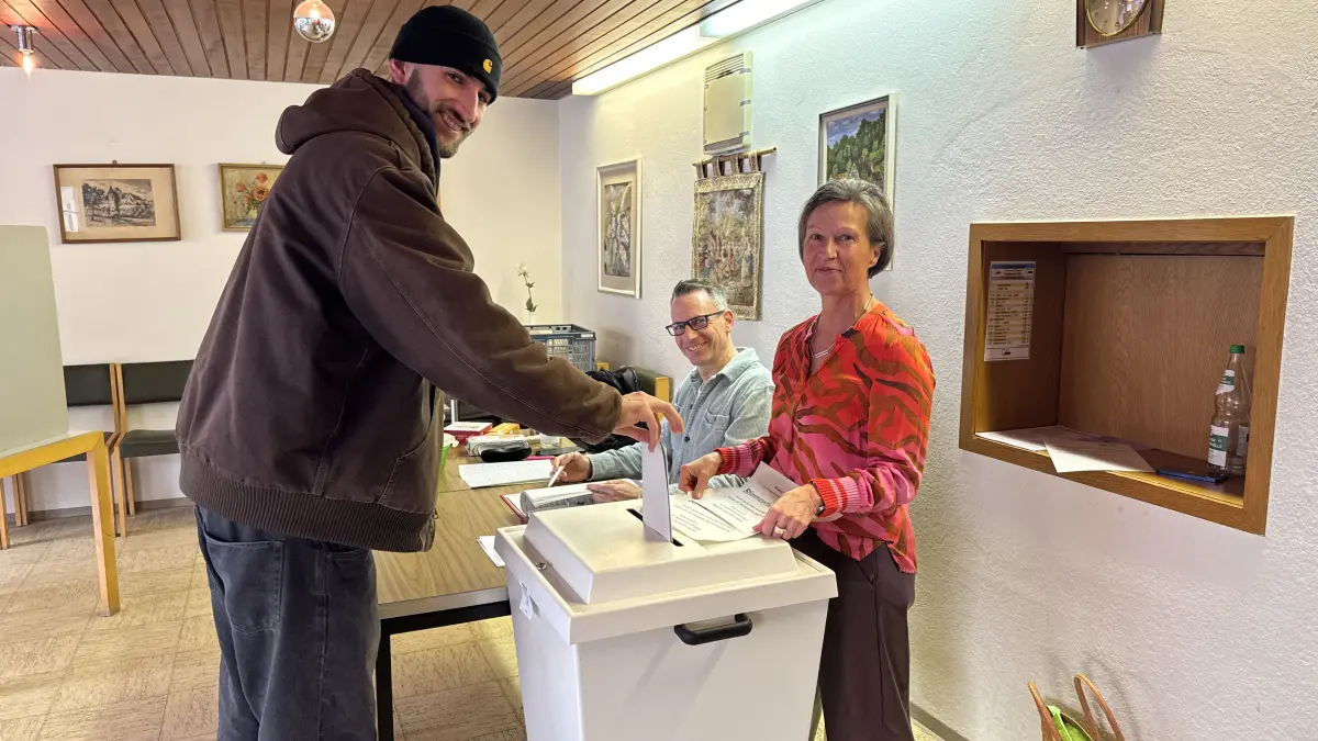 Dorothee Hummel-Wagner, Frank Bitzer und Gerd Scheck (nicht auf dem Bild) kümmern sich im Wahllokal in der Ebinger Klarastraße darum, dass bei den Landtagswahlen alles ordentlich abläuft.