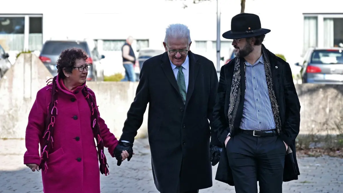 Landtagswahl in Baden-Württemberg: 08.03.2026, Baden-Württemberg, Sigmaringen: Winfried Kretschmann (Bündnis 90/Die Grünen, M), Ministerpräsident von Baden-Württemberg, seine Ehefrau Gerlinde Kretschmann (l) und sein Sohn Johannes Kretschmann, kommen in ein Wahllokal im Ortsteil Laiz der baden-württembergischen Stadt Sigmaringen. Foto: Katharina Kausche/dpa +++ dpa-Bildfunk +++