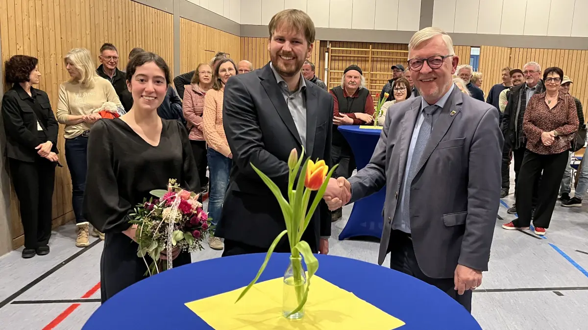 Lukas Walter wird Bürgermeister von Berghülen: Bernd Mangold, der amtierende Rathauschef, gratuliert dem erfolgreichen Kandidaten und seiner Frau Marei.