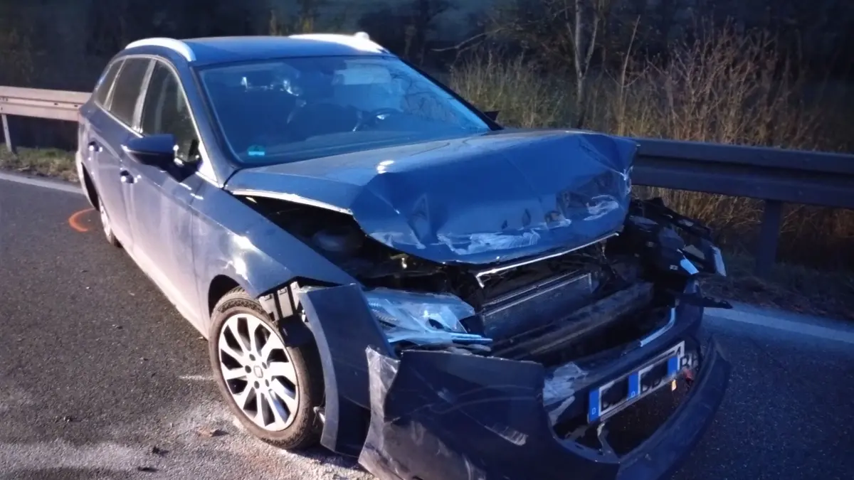 In modernen Autos übersteht man auch Frontalkollisionen ohne schwerste Verletzungen. In diesen Seat knallte am Freitagabend bei Haigerloch ein Corsa hinein. Beide Fahrer und ein Beifahrer im Seat kamen mit leichten Blessuren davon.