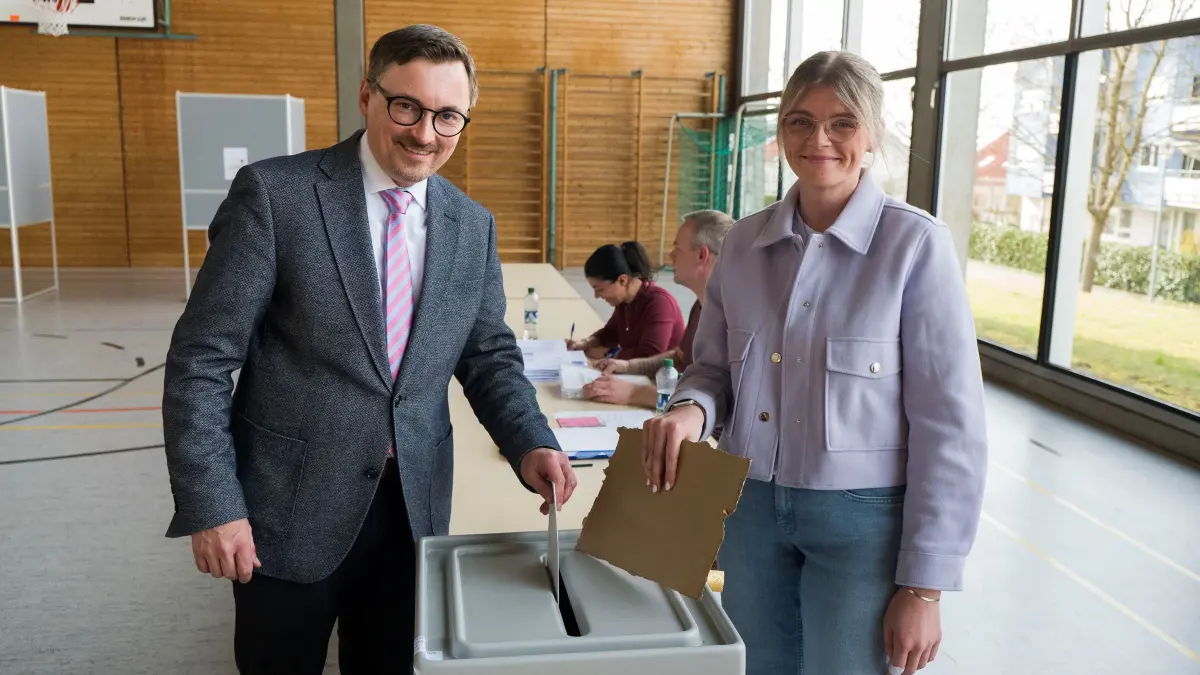 Gomaringen, Landtagswahl. Carina Krei, normalerweise bei Bauamt zuständig für Hochbau und Gebäudemanagement, gibt die Wahlurne frei, damit Bürgermeister Steffen Hess seine Stimme für den Wahlbezirk Hauffstraße abgeben kann. In der Hublandturnhalle wird in zwei Bezirken, getrennt durch Sprungkästen, abgestimmt. 001-05 Hauffstraße und 001-03 Hubland. In beiden waren bis 14 Uhr 30 jeweils ca 400 Stimmen abgegeben worden.Den Anteil an Jugendlichen, die jetzt mitwählen durfen, wurde auf 10 Prozent geschätzt.Aufnahme Klaus Franke 8.3.2026
