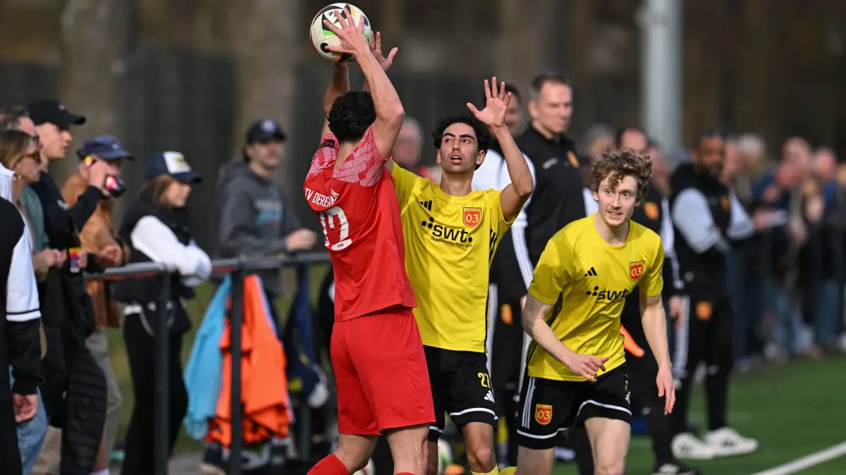 Bezirksliga Alb, 17. Spieltag - SV 03 Tübingen - TV Derendingen: Bezirksliga Alb, 17. Spieltag - SV 03 Tübingen - TV Derendingen, 08.03.2026 - Wer bekommt den Ball - hier streiten sich Johannes Reich (links, Derendingen) und Mete-Kaan Celik (Mitte, SV03), während sich Leo Kemmer (rechts, SV03) nicht einmischt.
Foto: Axel Grundler