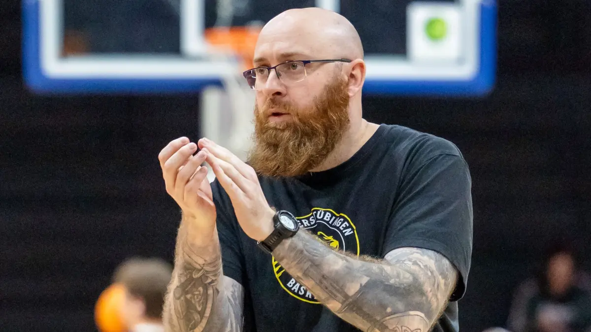 GER, Nuernberg Falcons vs. Tigers Tuebingen, Basketball, BARMER 2. Bundesliga, Pro A, Saison 2025/2026, 26. Spieltag, 08.03.2026: Troy Culley (Tiges Tuebingen, Assistant Coach) ganzkoerper vor dem Spielbeginn, motiviert seine Spieler.
GER, Nuernberg Falcons vs. Tigers Tuebingen, Basketball, BARMER 2. Bundesliga, Pro A, Saison 2025/2026, 26. Spieltag, 08.03.2026
Foto: Eibner/Ardan Fuessmann