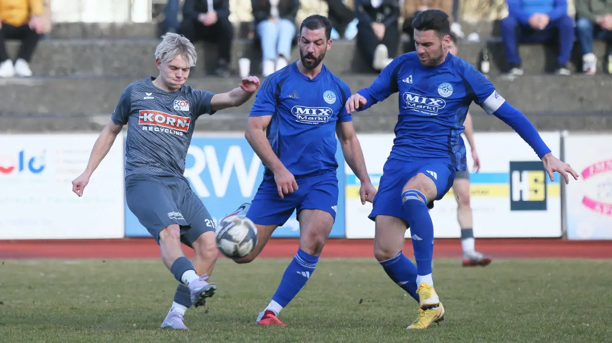 Dominick Mitrenga (li.) und der FC07 unterliegen dem BSV.