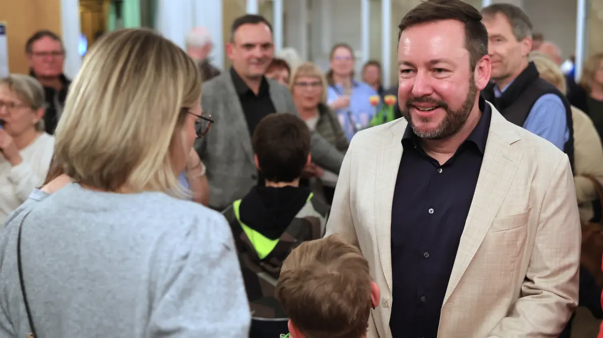 Felix Schiffner, hier mit seiner Frau Julia und einem der beiden Söhne, nimmt im vollen Zillenhart-Saal des Bürgerhauses die Glückwünsche der Dettinger entgegen.