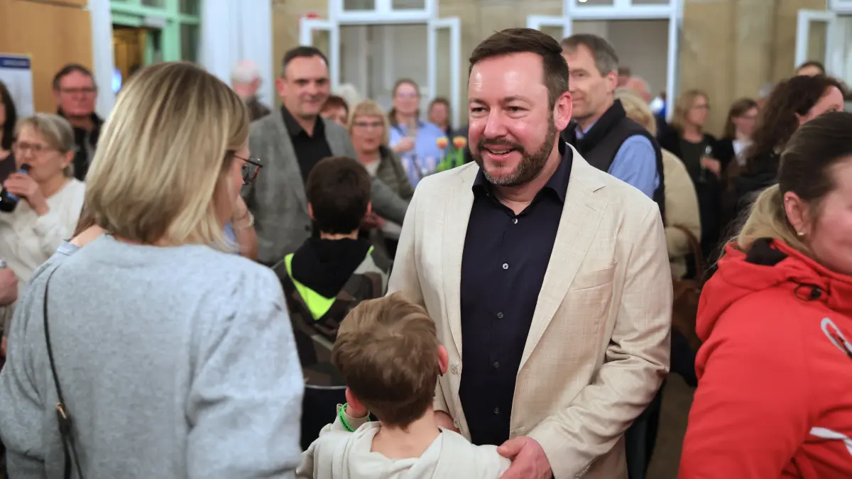 Felix Schiffner, hier mit Frau und einem der beiden Söhne, nimmt im vollen Zillenhart-Saal des Bürgerhauses die Glückwünsche der Dettinger entgegen.