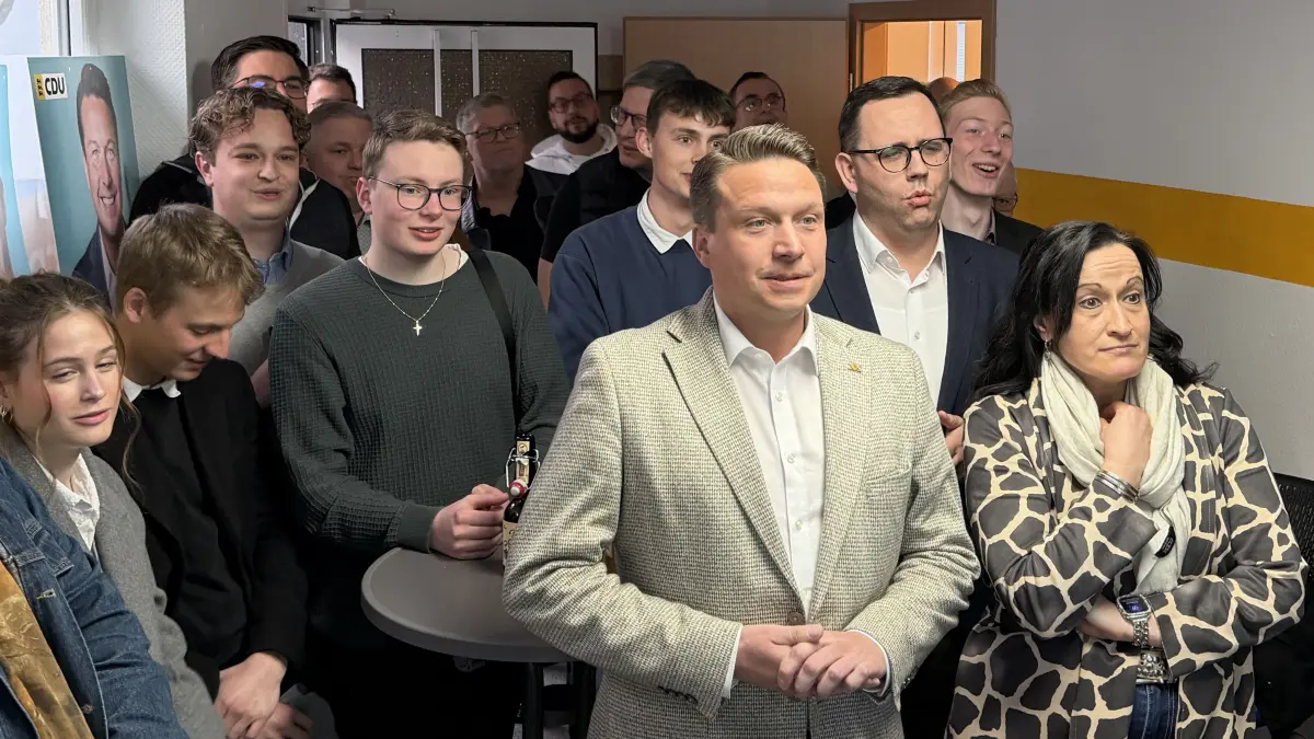 Manuel Hailfinger (CDU) beobachtet das Balkendiagramm bei der ersten Hochrechnung. Er und seine Unterstützer feierten die Wahlparty im Wahlkreisbüro an der Herrenackerstraße in Hechingen.
