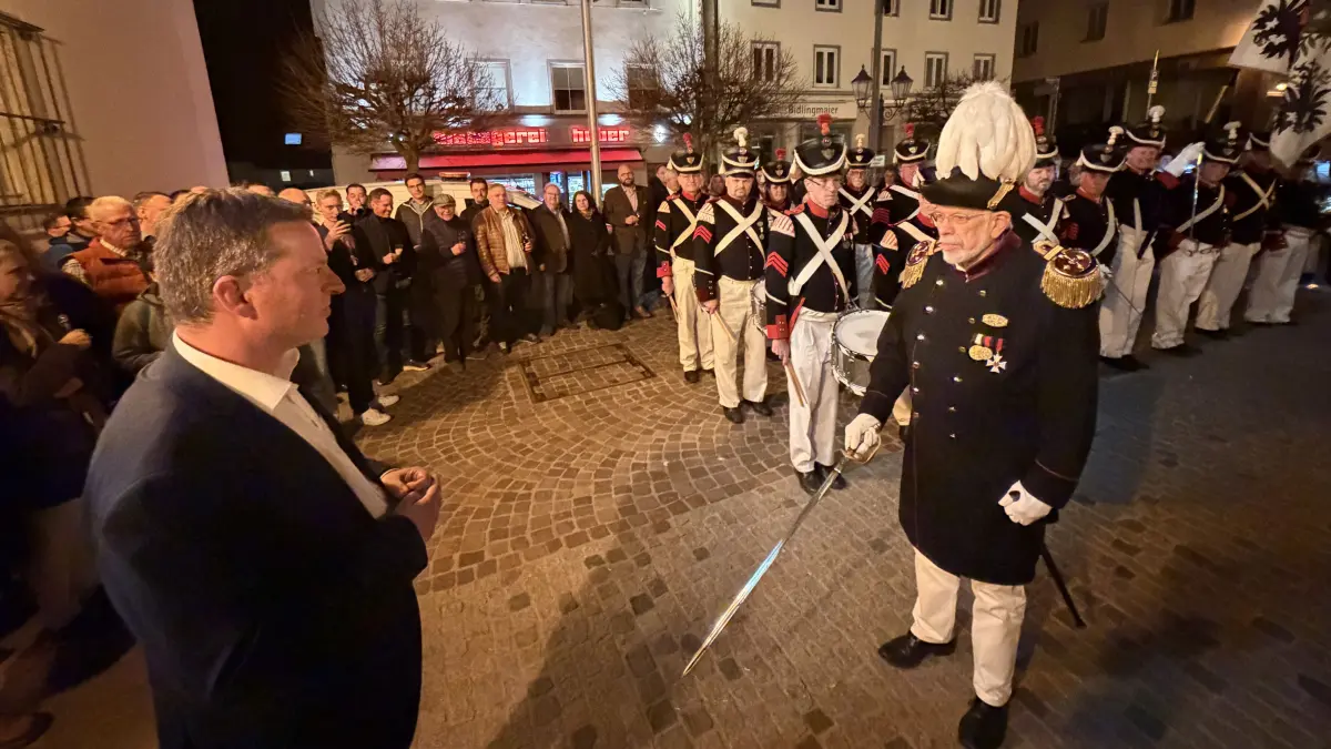 Hechingens Bürgermeister Philipp Hahn freut sich am Abend der Bürgermeisterwahl über die zahlreichen Gratulanten.