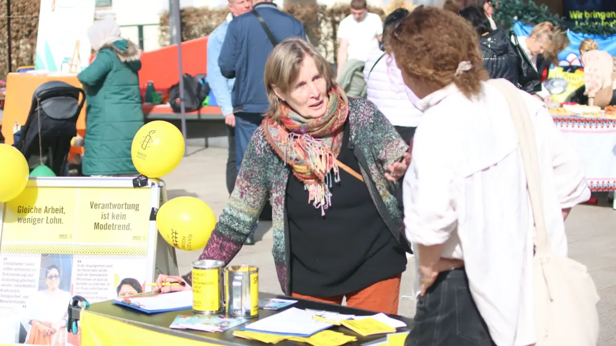 Amnesty International mahnt an: Frauenrechte enden nicht an der Stadtgrenze. Wer hier zuhört, merkt schnell, dass Gleichberechtigung international ein ziemliches Brett ist – und man lokal trotzdem was bewegen kann.