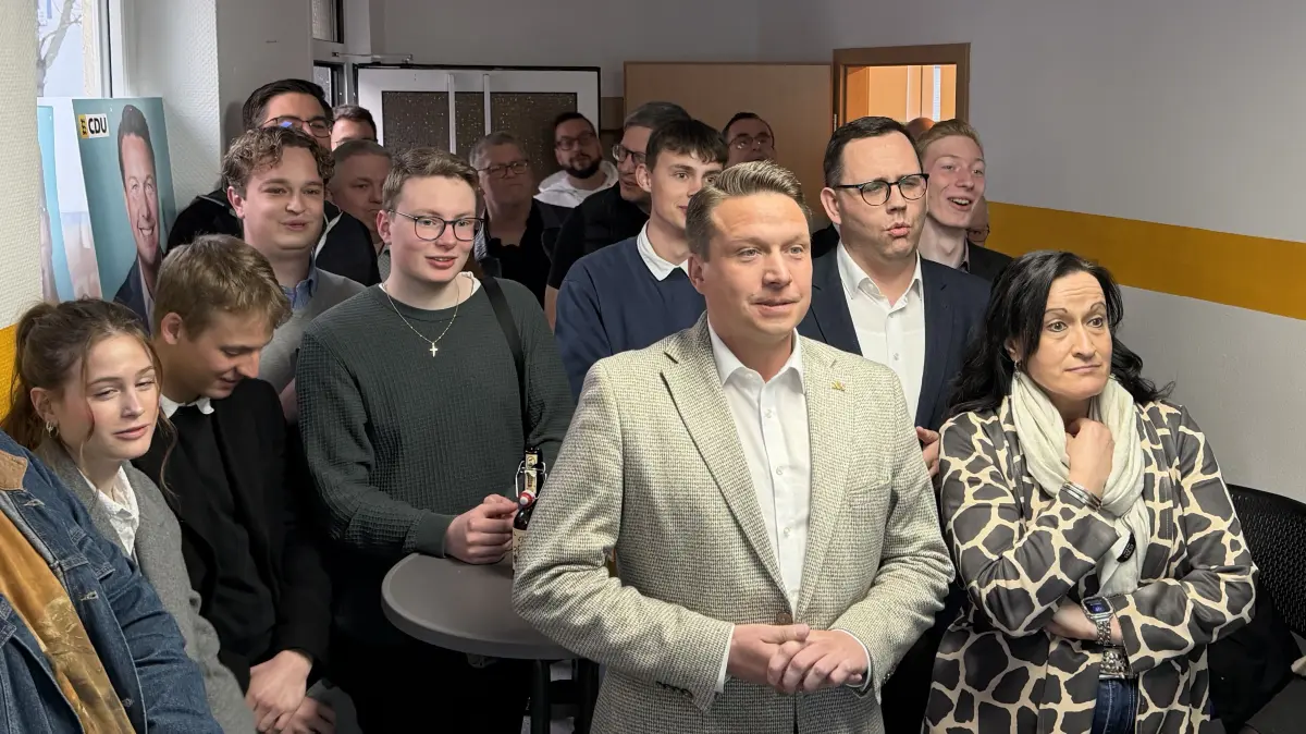 Der Landtagsabgeordnete Manuel Hailfinger (CDU) verfolgt mit seinen Unterstützern im Wahlkreisbüro an der Herrenackerstraße, Hechingen, konzentriert die erste Hochrechnung.