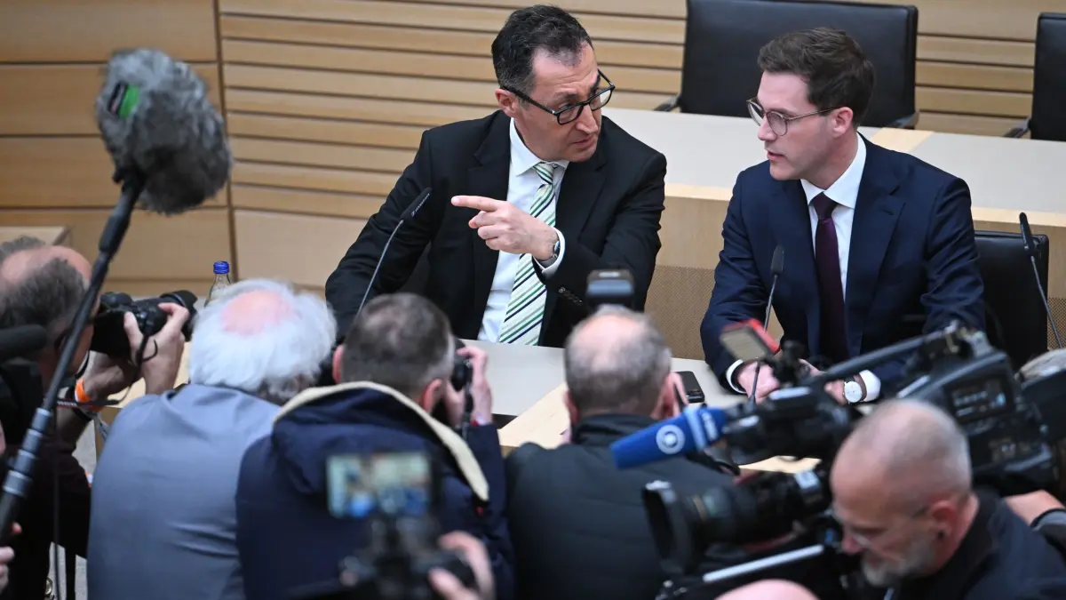 Landtagswahl in Baden-Württemberg: 08.03.2026, Baden-Württemberg, Stuttgart: Cem Özdemir (Bündnis 90/Die Grünen, l), Spitzenkandidat Landtagswahl Baden-Württemberg, und Manuel Hagel (CDU), Spitzenkandidat Landtagswahl Baden-Württemberg, sitzen nach der Wahl im Plenarsaal des Landtags. Am 8. März fand in Baden-Württemberg die Landtagswahl statt. Foto: Marijan Murat/dpa +++ dpa-Bildfunk +++