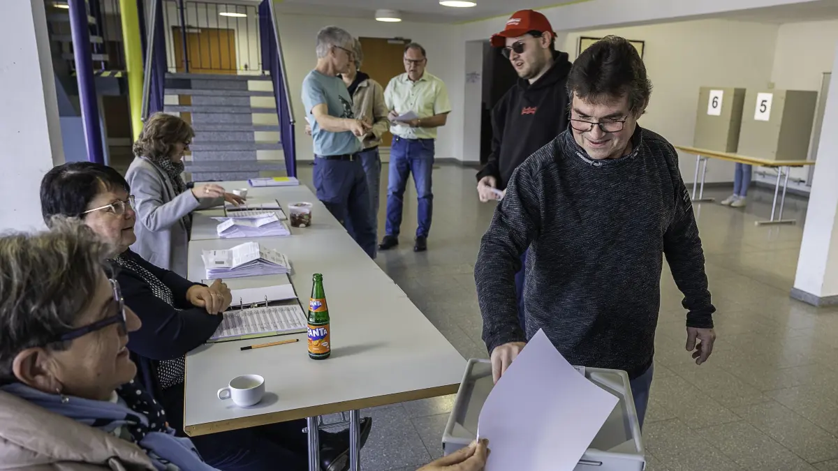 Landtagswahl BW 8.03.2026, Fichtenberg: Gut besucht war das Wahllokal in der Fichtenberger Gemeindehalle. Kurz nach der Eröffnung gaben sich Wählerinnen und Wähler die Klinke in die Hand. Kontinuierlich setzte sich der Andrang am Vormittag fort. Bis kurz vor der Mittagszeit zählten die Wahlhelfer über 400 Stimmabgaben. Die Briefwähler mit rund 500 Stimmen hinzugezählt, ließ bis zum Ende der Stimmabgabe eine hohe Wahlbeteiligung erwarten.