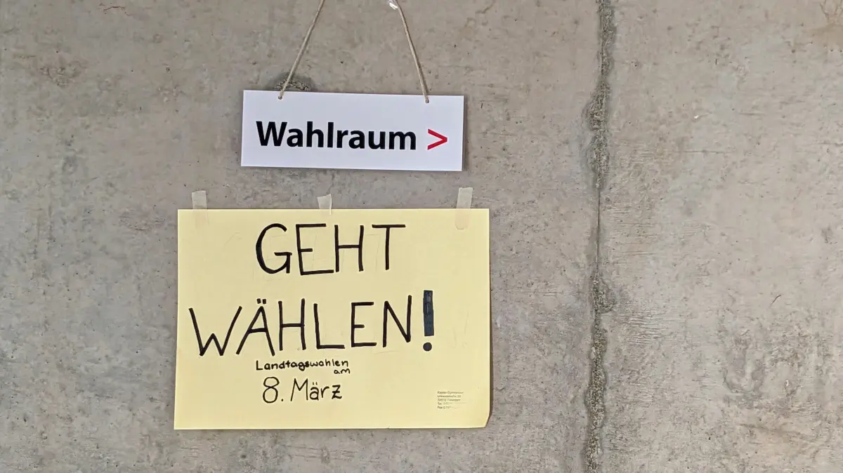 Sonntagmorgen, kurz nach acht, im Wahllokal in der Tübinger Uhlandstraße (Wahlbezirk 011-04 Neckartor). Schüler des Kepler-Gymnasiums haben in der Mensa eine Aufforderung "Geht wählen!" aufgehängt. Mit offiziellem Stempel der Schulleitung.