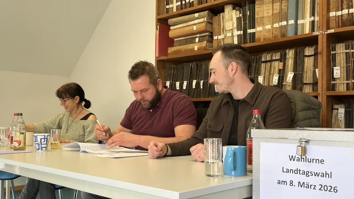 Geschäftigkeit am frühen Nachmittag im Wahllokal in Ahldorf: Wahlhelfende sind Gudrun Birkenberger, Tobias Lachenmaier und Simon Jung (von links).
