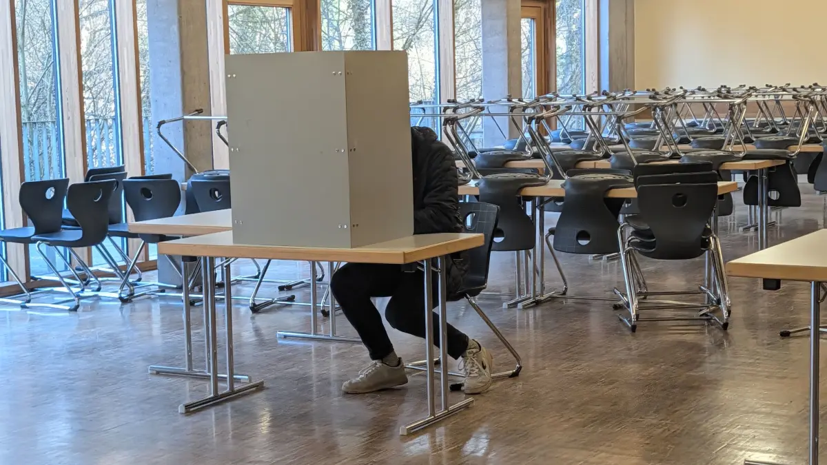 Sonntagmorgen, kurz nach acht, im Wahllokal in der Tübinger Uhlandstraße (Wahlbezirk 011-04 Neckartor). Frühwähler in der Wahlkabine