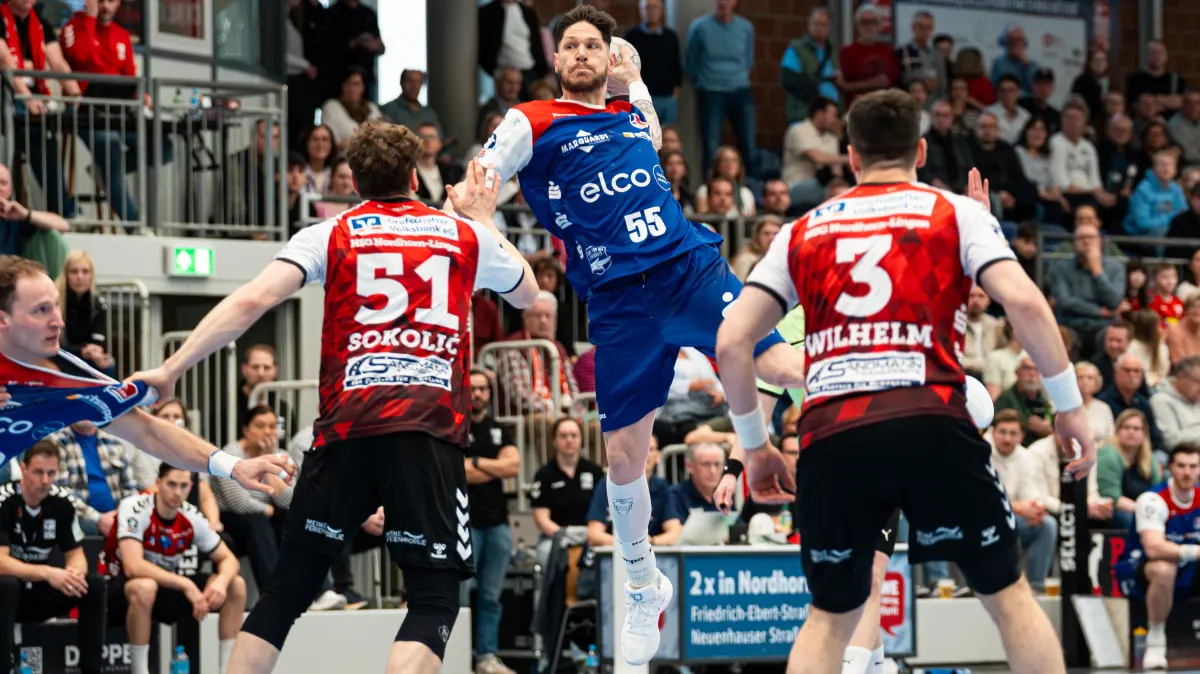 HSG Nordhorn-Lingen vs. HBW Balingen-Weilstetten , Handball, 2. Bundesliga, 23. Spieltag, Saison 2025/2026, 08.03.2026: Csaba Leimeter (HBW Balingen-Weilstetten, #55) beim Torwurf gegen Luka Sokolic (HSG Nordhorn Lingen, #51) und Christian Wilhelm (HSG Nordhorn Lingen, #03)
HSG Nordhorn-Lingen vs. HBW Balingen-Weilstetten , Handball, 2. Bundesliga, 23. Spieltag, Saison 2025/2026, 08.03.2026
Foto: Eibner-Pressefoto/Damian Kruczynski