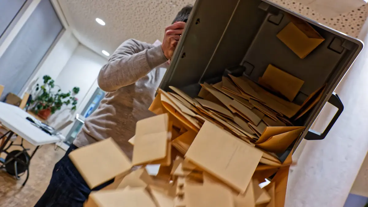 Kommunalwahlen in Bayern.: Kommunalwahlen in Bayern. Wahlabend im oberbayerischen Siegsdorf . Die Auszählung der Stimmen kann beginnen. Siegsdorf Chiemgau Bayern Deutschland *** Local elections in Bavaria Election evening in Siegsdorf, Upper Bavaria The counting of votes can begin Siegsdorf Chiemgau Bavaria Germany Copyright: xRolfxPossx