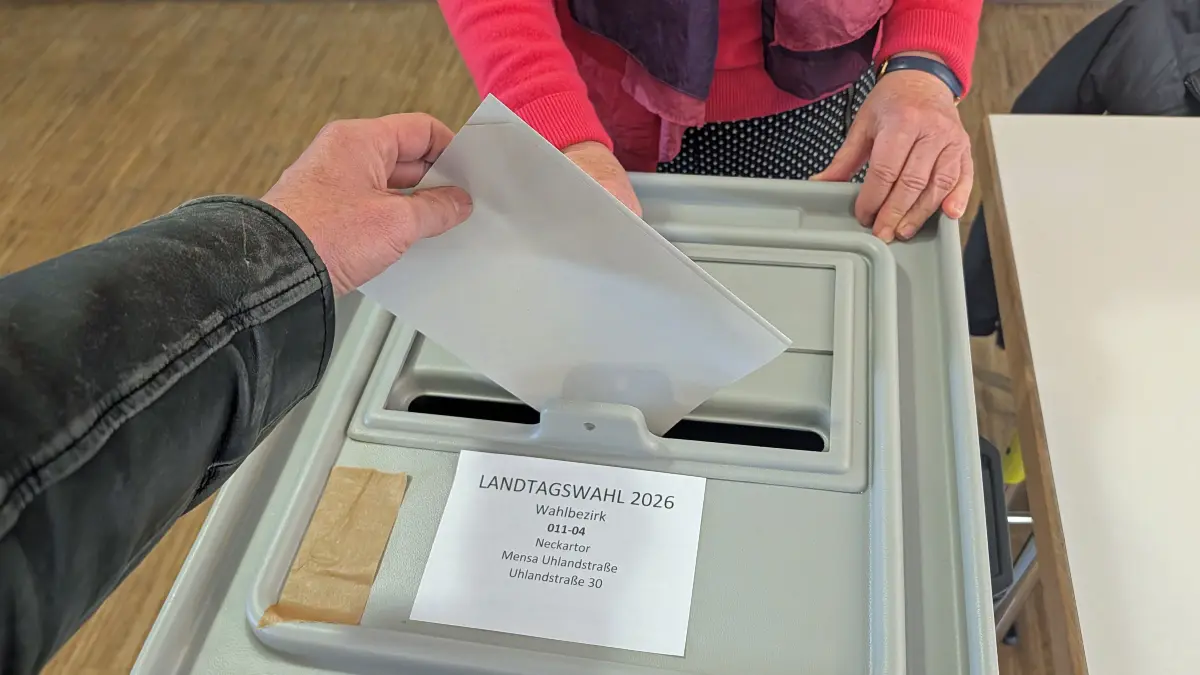 Sonntagmorgen, kurz nach acht, im Wahllokal in der Tübinger Uhlandstraße (Wahlbezirk 011-04 Neckartor): Der erste Wahlschein ist in der Urne.