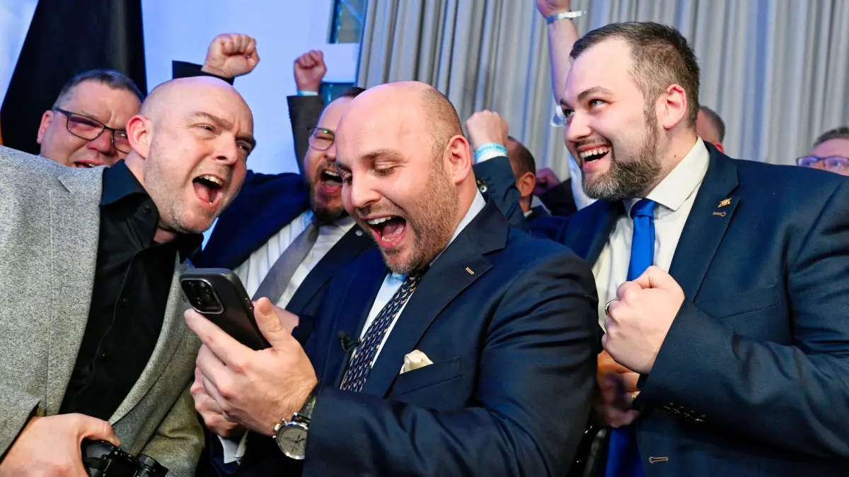 Landtagswahl in Baden-Württemberg - AfD: 08.03.2026, Baden-Württemberg, Stuttgart: AfD-Spitzenkandidat Markus Frohnmaier und Anhänger reagieren in der Landesgeschäftsstelle der AfD bei Bekanntgabe der ersten offiziellen Hochrechnung um 18 Uhr. Am 8. März fand in Baden-Württemberg die Landtagswahl statt. Foto: Uwe Anspach/dpa +++ dpa-Bildfunk +++