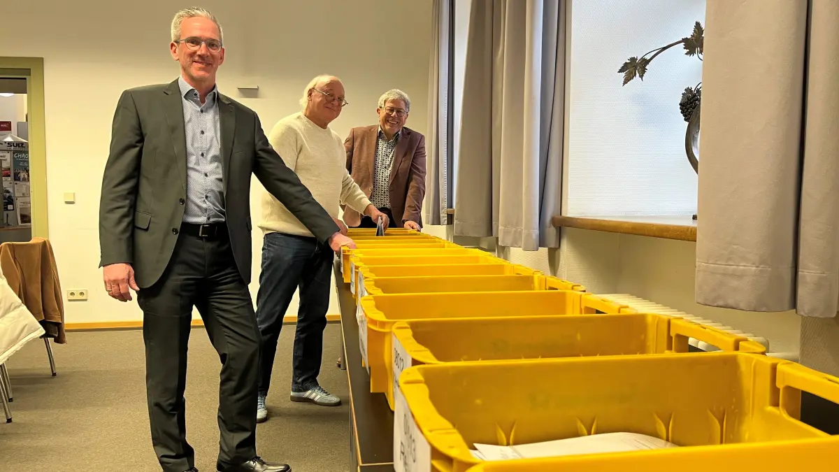 Im Sulzer Bürgersaal wurden am Sonntagabend die Ergebnisse der Briefwahl ausgezählt. Bürgermeister Jens Keucher (von links) und die Wahlhelfer und Stadträte Manfred Maier und Jürgen Huber an den Kisten, in denen die Unterlagen schon mal nach Ortschaften vorsortiert waren.