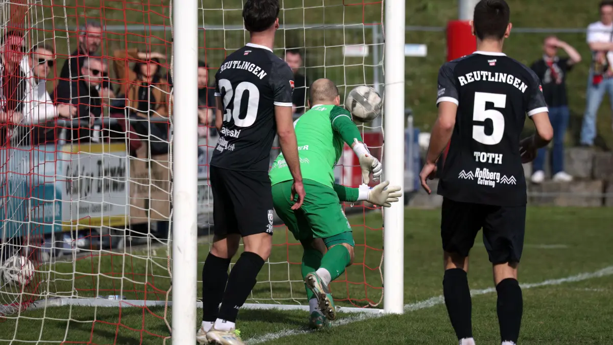 Fussball OL | TSG Backnang vs. SSV Reutlingen: Fussball OL | TSG Backnang (weiss) vs. SSV Reutlingen (schwarz) // 2026-03-08 // Foto: Baur //
#1 Marcel Binanzer (SSV Reutlingen 1905) /
#20 Philipp Majewski (SSV Reutlingen 1905) /
#5 Yannick Toth (SSV Reutlingen 1905) - beim 2:2 Ausgleich