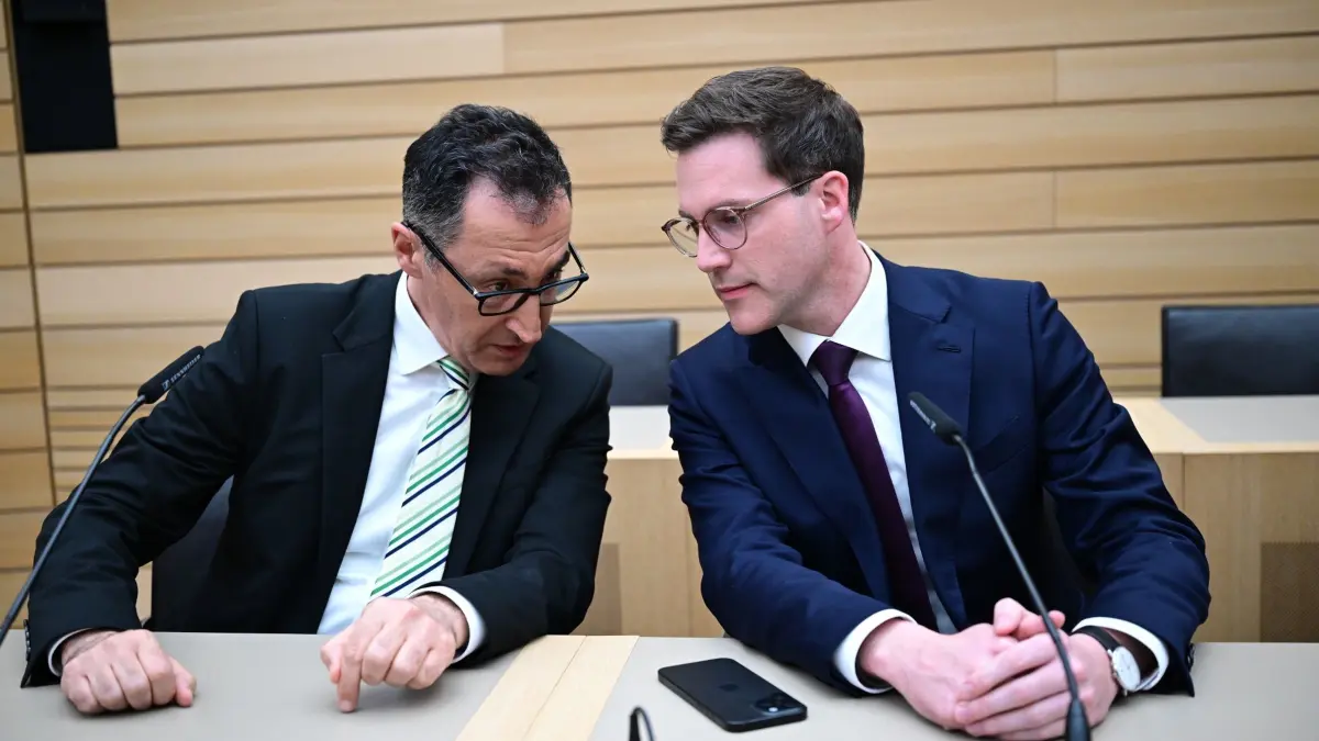 Landtagswahl in Baden-Württemberg: 08.03.2026, Baden-Württemberg, Stuttgart: Cem Özdemir (Bündnis 90/Die Grünen, l), Spitzenkandidat Landtagswahl Baden-Württemberg, und Manuel Hagel (CDU), Spitzenkandidat Landtagswahl Baden-Württemberg, sitzen nach der Wahl im Plenarsaal des Landtags. Am 8. März fand in Baden-Württemberg die Landtagswahl statt. Foto: Bernd Weißbrod/dpa +++ dpa-Bildfunk +++
