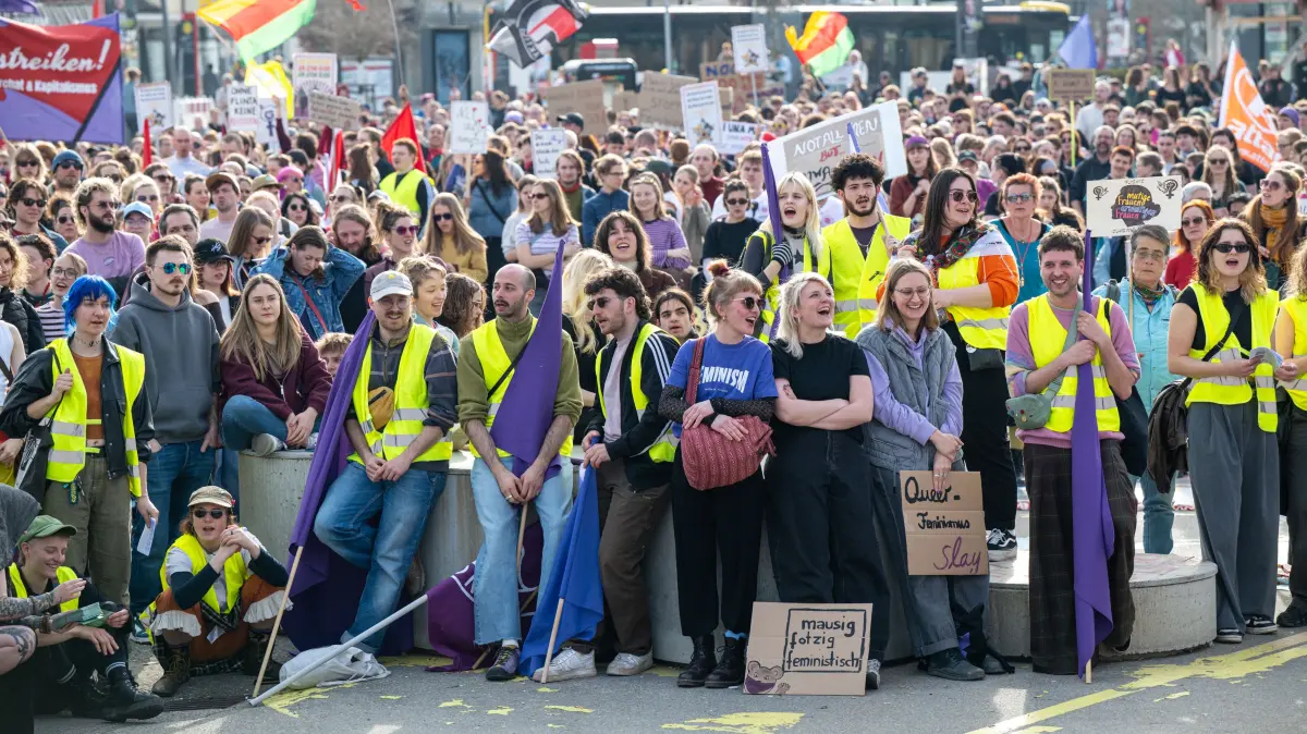 Demo Frauentag in Tübingen mit mehr als 2000 Teilnehmerinnen und Teilnehmern.