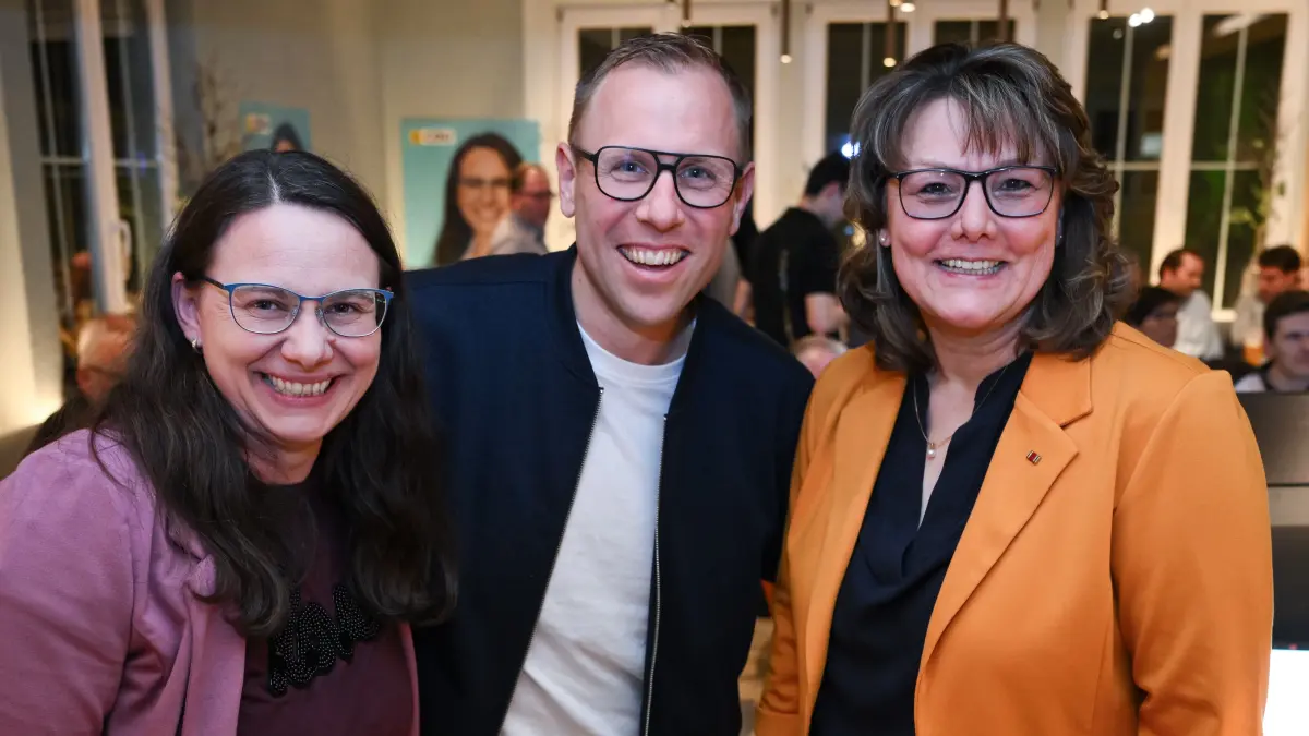 Wahlparty der CDU im Wahlkreis 45 Freudenstadt, Katrin Schindele : Freudenstadt 08.03.2026
Landtagswahl Baden - Wuerttemberg;
Wahlparty der CDU in der Gaststaette Marktwirtschaft, Direktkandidat im Wahlkreis 45 Freudenstadt Katrin Schindele mit Buergermeister von Empfingen Ferdinand Truffner und Zweitkandidatin Juliane Vess (v.li.)
FOTO: Pressefoto ULMER / Markus Ulmer
xxNOxMODELxRELEASExx