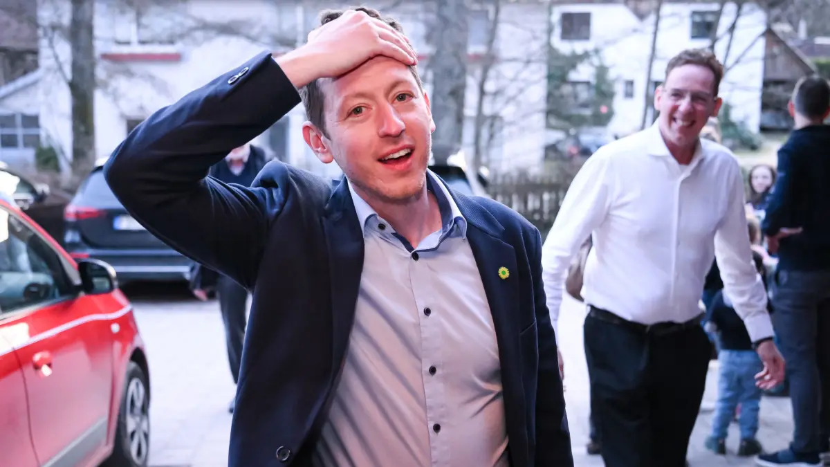 Wahlparty des Buendnis 90 / Die Gruenen im Wahlkreis 45 Freudenstadt, Dr. Daniel Belling: Dornstetten - Aach (Kreis Freudenstadt) 08.03.2026
Landtagswahl Baden - Wuerttemberg;
Wahlparty des Buendnis 90 / Die Gruenen in der Gaststaette Waldgericht, der Direktkandidat der Gruenen im Wahlkreis 45 Freudenstadt, Dr. Daniel Belling um 18 Uhr voellig ueberrascht von der ersten Hochrechnung von rund 32 Prozent vor dem Lokal
FOTO: Pressefoto ULMER / Markus Ulmer
xxNOxMODELxRELEASExx