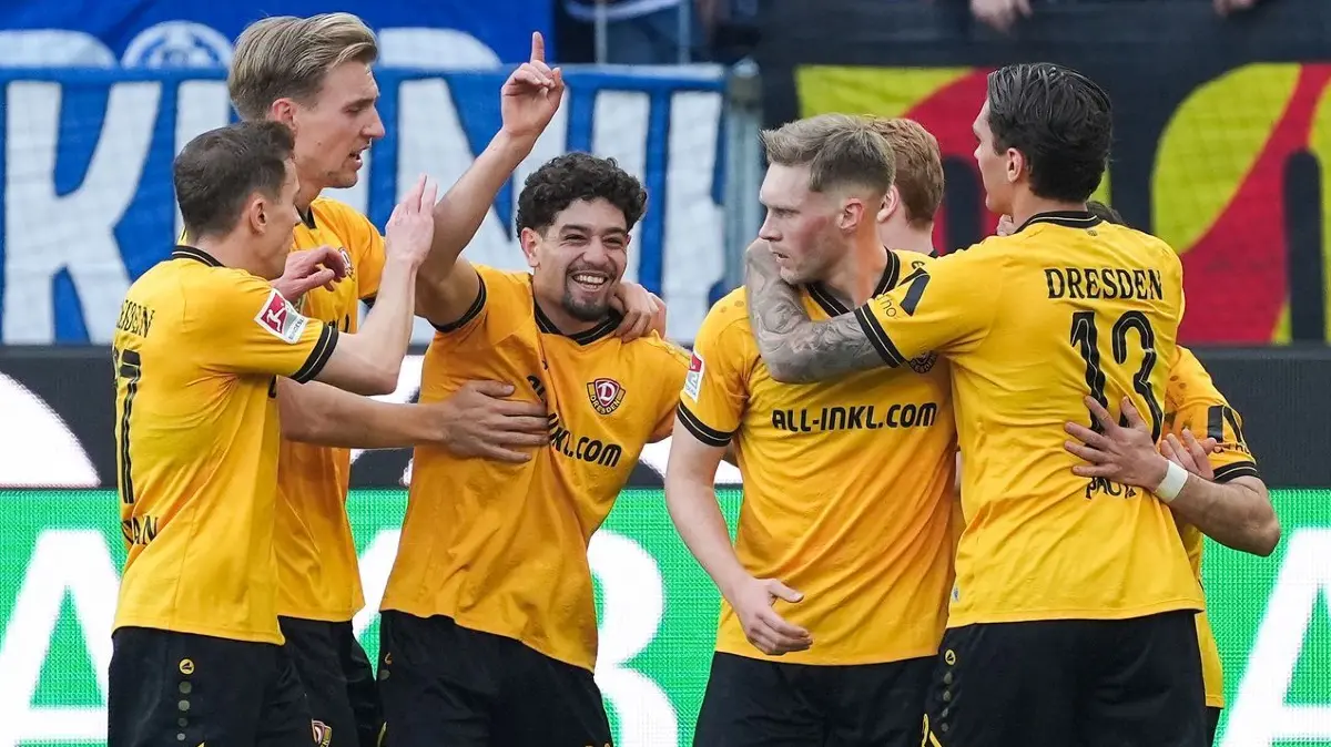 Karlsruher SC - Dynamo Dresden: 08.03.2026, Baden-Württemberg, Karlsruhe: Fußball, Männer: 2. Bundesliga, Karlsruher SC - Dynamo Dresden, 25. Spieltag, BBBank Wildpark. Dresdens Spieler jubeln über das Tor zum 1:2. Foto: Marc Schüler/dpa - WICHTIGER HINWEIS: Gemäß den Vorgaben der DFL Deutsche Fußball Liga bzw. des DFB Deutscher Fußball-Bund ist es untersagt, in dem Stadion und/oder vom Spiel angefertigte Fotoaufnahmen in Form von Sequenzbildern und/oder videoähnlichen Fotostrecken zu verwerten bzw. verwerten zu lassen. +++ dpa-Bildfunk +++