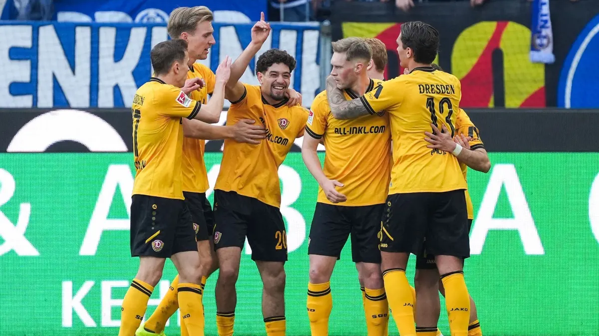 Karlsruher SC - Dynamo Dresden: 08.03.2026, Baden-Württemberg, Karlsruhe: Fußball, Männer: 2. Bundesliga, Karlsruher SC - Dynamo Dresden, 25. Spieltag, BBBank Wildpark. Dresdens Spieler jubeln über das Tor zum 1:2. Foto: Marc Schüler/dpa - WICHTIGER HINWEIS: Gemäß den Vorgaben der DFL Deutsche Fußball Liga bzw. des DFB Deutscher Fußball-Bund ist es untersagt, in dem Stadion und/oder vom Spiel angefertigte Fotoaufnahmen in Form von Sequenzbildern und/oder videoähnlichen Fotostrecken zu verwerten bzw. verwerten zu lassen. +++ dpa-Bildfunk +++