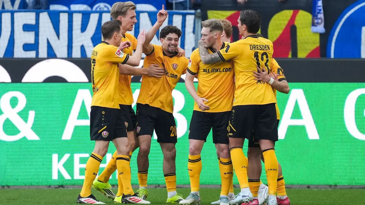 Karlsruher SC - Dynamo Dresden: 08.03.2026, Baden-Württemberg, Karlsruhe: Fußball, Männer: 2. Bundesliga, Karlsruher SC - Dynamo Dresden, 25. Spieltag, BBBank Wildpark. Dresdens Spieler jubeln über das Tor zum 1:2. Foto: Marc Schüler/dpa - WICHTIGER HINWEIS: Gemäß den Vorgaben der DFL Deutsche Fußball Liga bzw. des DFB Deutscher Fußball-Bund ist es untersagt, in dem Stadion und/oder vom Spiel angefertigte Fotoaufnahmen in Form von Sequenzbildern und/oder videoähnlichen Fotostrecken zu verwerten bzw. verwerten zu lassen. +++ dpa-Bildfunk +++