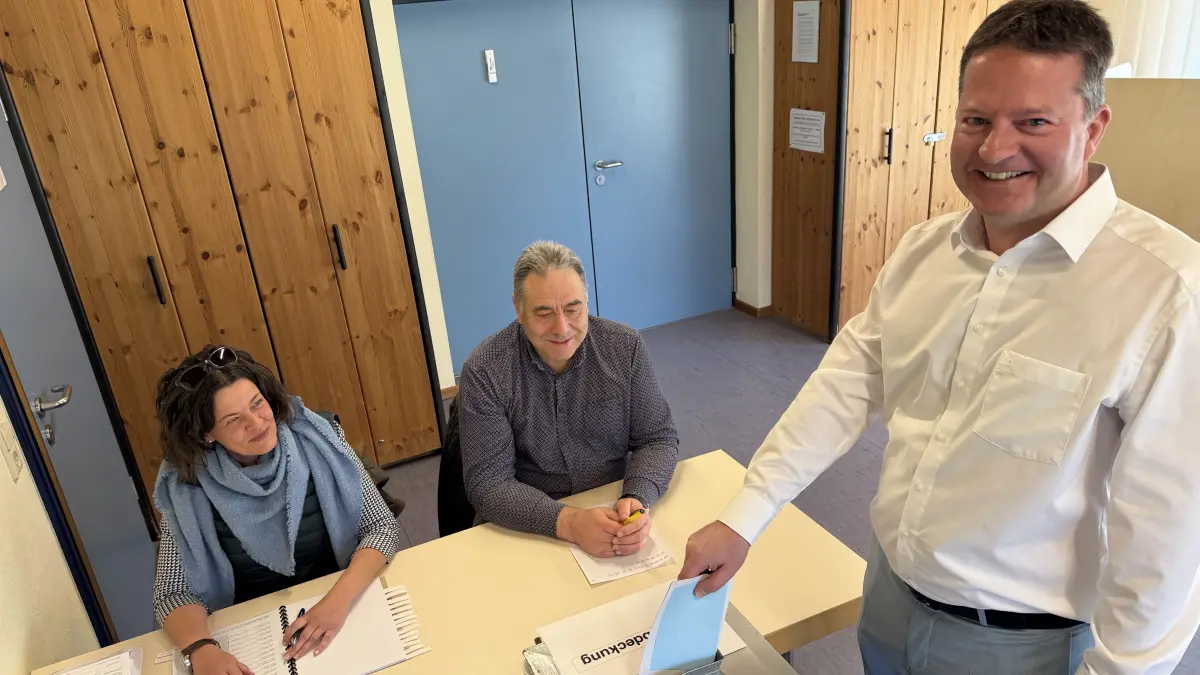 Hechingens Bürgermeister Philipp Hahn gibt aus Anlass von Bürgermeister- und Landtagswahl seine Stimmen im Wahllokal Bechtoldsweiler ab. Er ruft auf, wählen zu gehen, und dankt den zahlreichen Wahlhelfern, darunter Elke Jaumann und Rainer Reiber.