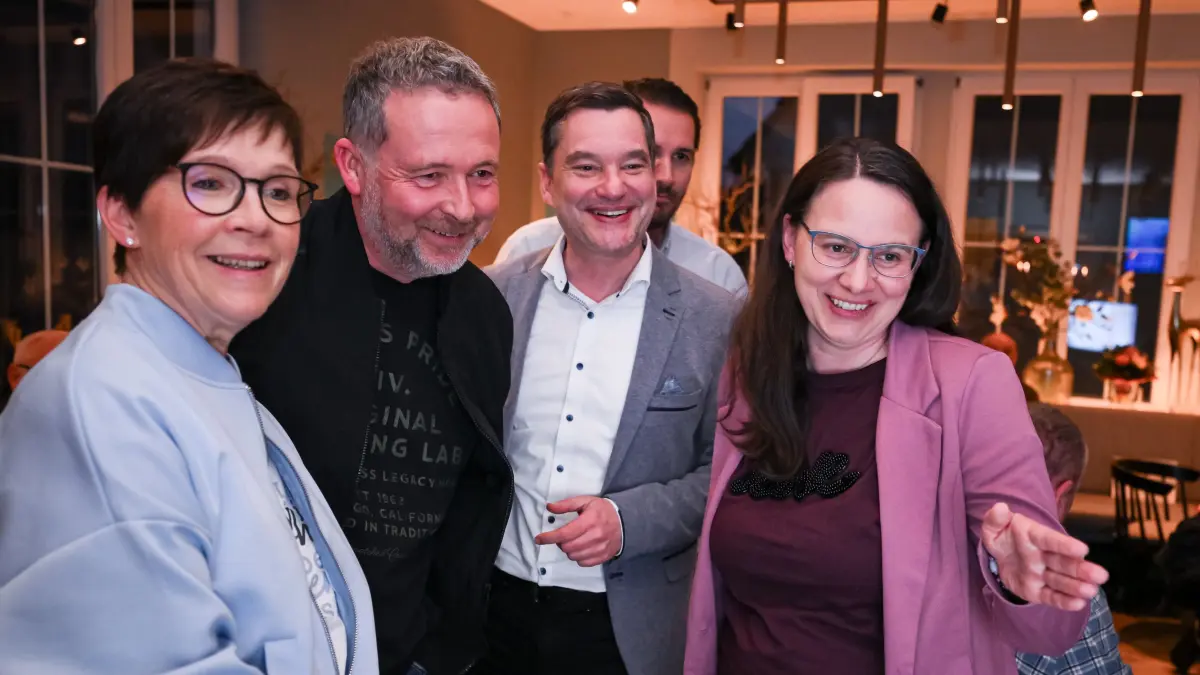 Wahlparty der CDU im Wahlkreis 45 Freudenstadt, Katrin Schindele : Freudenstadt 08.03.2026
Landtagswahl Baden - Wuerttemberg;
Wahlparty der CDU in der Gaststaette Marktwirtschaft, die Direktkandidat im Wahlkreis 45 Freudenstadt, Katrin Schindele (re) und Oberbuergermeister von Horb Michael Keßler (2.v.li.)
FOTO: Pressefoto ULMER / Markus Ulmer
xxNOxMODELxRELEASExx