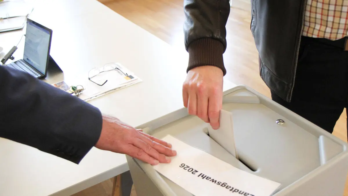 Themenbild - Landtagswahl 2026 in Baden-Württemberg, Kommunalwahl 2026: Winden Themenbild - Landtagswahl 2026 in Baden-Württemberg, Kommunalwahl 2026 Themenbild - Landtagswahl 2026 in Baden-Württemberg, Kommunalwahl 2026 Landtagswahl, Kommunalwahl, Waehler bei der Stimmabgabe, Waehler wirft Wahlumschlag, Stimme in eine Wahlurne, Wahlbox, Hand, Finger Themenbild, Featurebild, Symbolbild *** Winden theme picture state election 2026 in Baden Württemberg, local election 2026 theme picture state election 2026 in Baden Württemberg, local election 2026 state election, local election, voter casting ballot, voter throws ballot envelope, vote in a ballot box, ballot box, hand, finger theme picture, feature picture, symbol picture Copyright: xFleigx/xEibner-Pressefotox EP_dfg