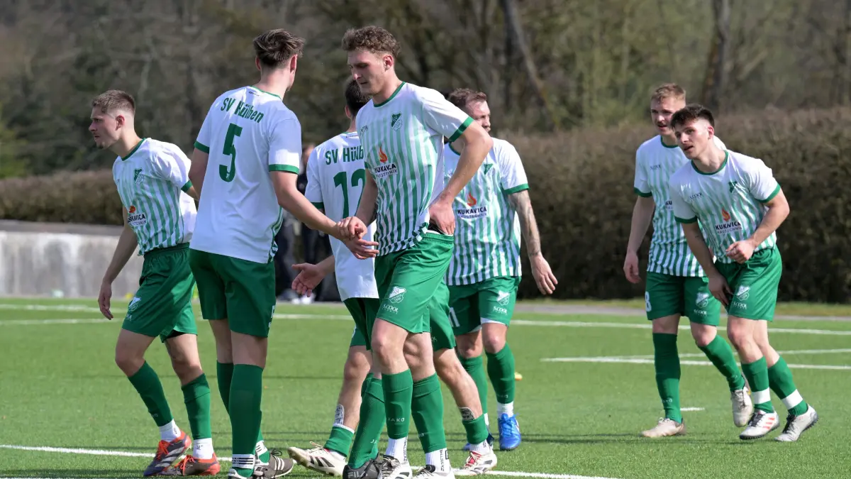 Fussball KL A | TuS Metzingen II vs. SV Huelben: Fussball KL A1 | TuS Metzingen II (blau) vs. SV Huelben (gruen) // 2026-03-08 // Foto: Joachim Baur // Torjubel SV Heulben - #5 Luca May (SV Huelben) klatscht #10 Marvin Delimar (SV Huelben), mitte/li - ab / #11 Christian Locher (SV Huelben), mitte/re/hinten