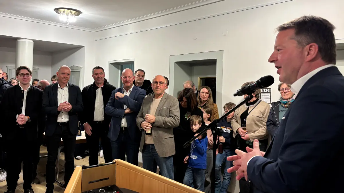 Nach Bekanntgabe des furiosen Wahlergebnisses bedankt sich der alte und neue Hechinger Bürgermeister Philipp Hahn bei seinen Wählerinnen und Wählern und für den großen Rückhalt, den er am Sonntag bekommen hat.