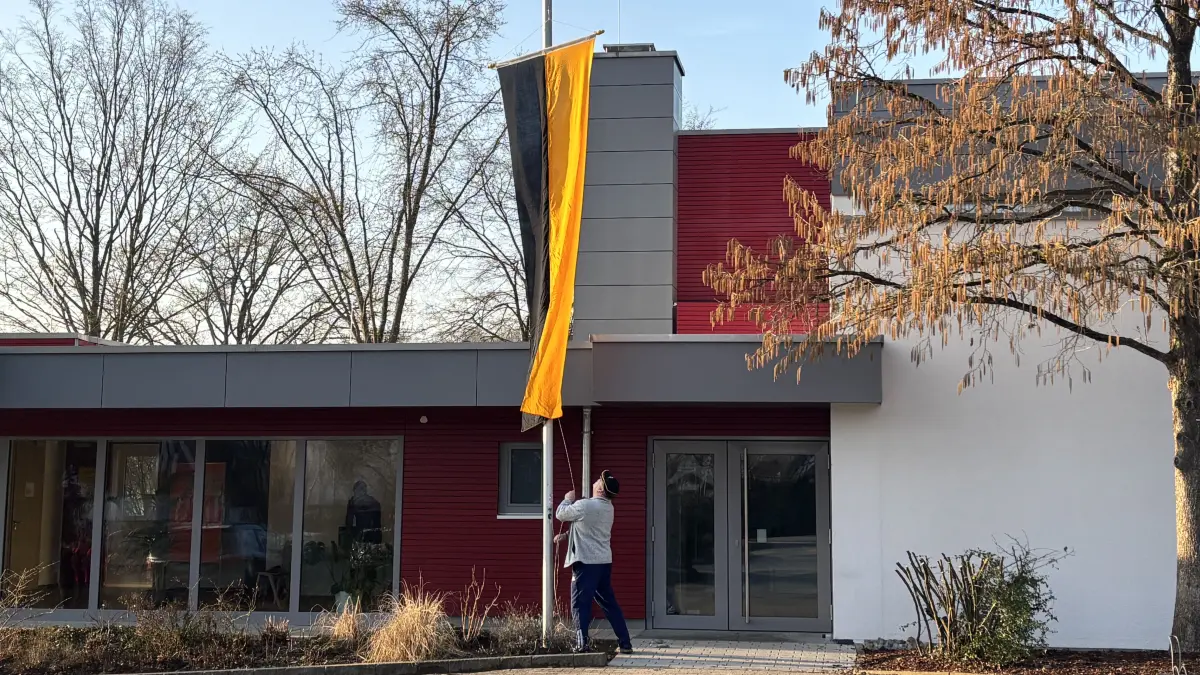 Pünktlich zur Öffnung der Wahllokale um 8 Uhr wird vor der Pfäffinger Turnhalle die baden-württembergische Landesflagge gehisst.