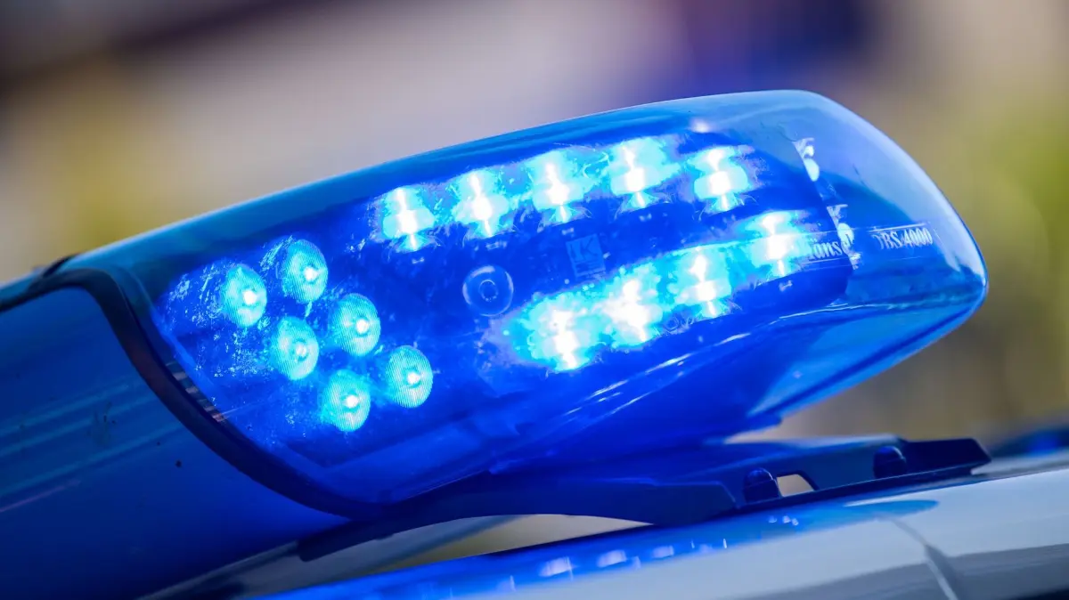 Blaulicht: SYMBOLBILD - 11.08.2022, Niedersachsen, Vechta: Ein Blaulicht ist auf dem Dach eines Polizeifahrzeugs zu sehen. (zu dpa: «Frontalunfall mit Reh: Biker verletzt, Tier tot») Foto: Lino Mirgeler/dpa +++ dpa-Bildfunk +++