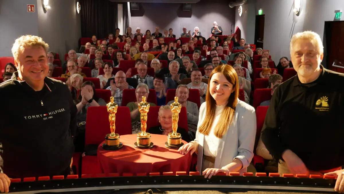 Der Kinosaal der Sonnenlichtspiele Gaildorf ist bis auf den letzten Platz belegt. Innerhalb von 24 Stunden waren die Tickets für den Abend mit Oscarpreisträger Gerd Nefzer (links außen) weg. Der Kinoverein um den Vorsitzenden Ralf Hünnefeld (rechts) freut sich über den Ansturm. Im Anschluss an seinen Multimedia-Vortrag nimmt sich Nefzer noch ausführlich Zeit für Fragen von Rundschau-Teamleiterin Verena Köger (Mitte) und den Kinobesuchern.