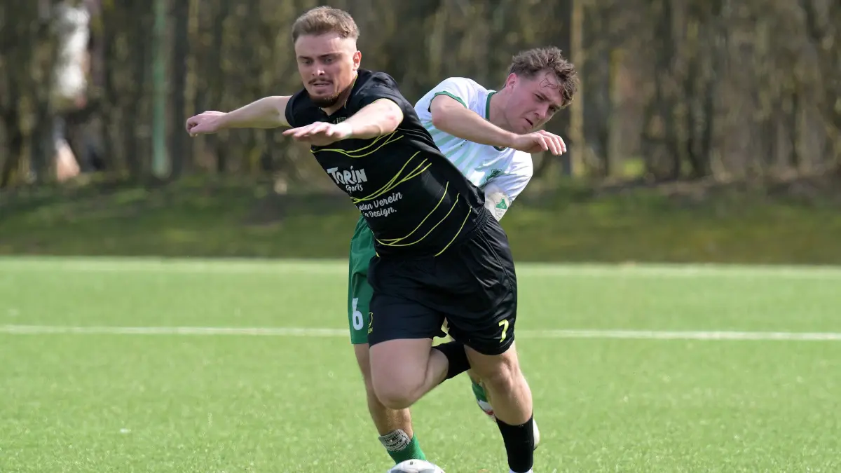 Fussball KL A | TuS Metzingen II vs. SV Huelben: Fussball KL A1 | TuS Metzingen II (blau) vs. SV Huelben (gruen) // 2026-03-08 // Foto: Joachim Baur // #7 Armin Sivic(TuS Metzingen II) / #8 Bennet Buck (SV Huelben)