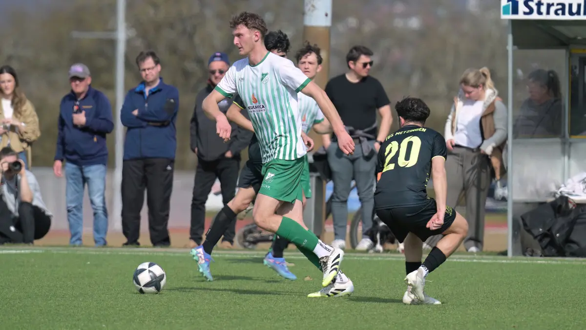 Fussball KL A | TuS Metzingen II vs. SV Huelben: Fussball KL A1 | TuS Metzingen II (blau) vs. SV Huelben (gruen) // 2026-03-08 // Foto: Joachim Baur // #10 Marvin Delimar (SV Huelben) / #20 Corrado Beltrame (TuS Metzingen II)