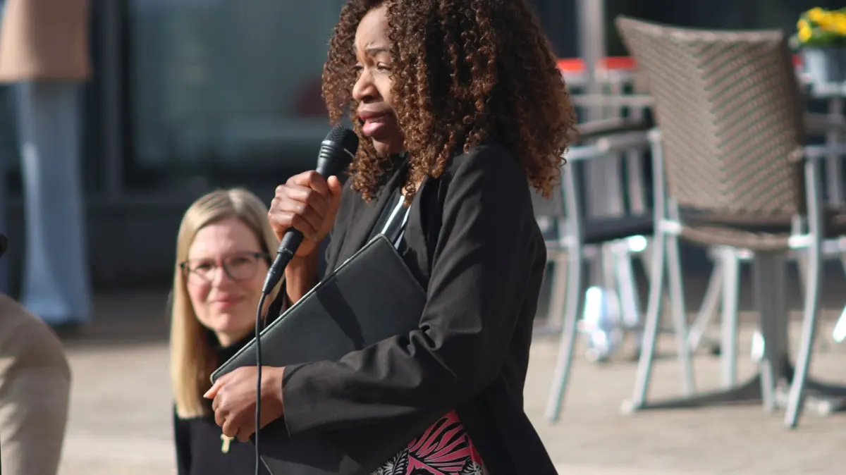 Estelle Koschnike-Nguewo eröffnet das Programm und erinnert daran, dass der Weltfrauentag nicht nur Party, sondern auch Politik ist.