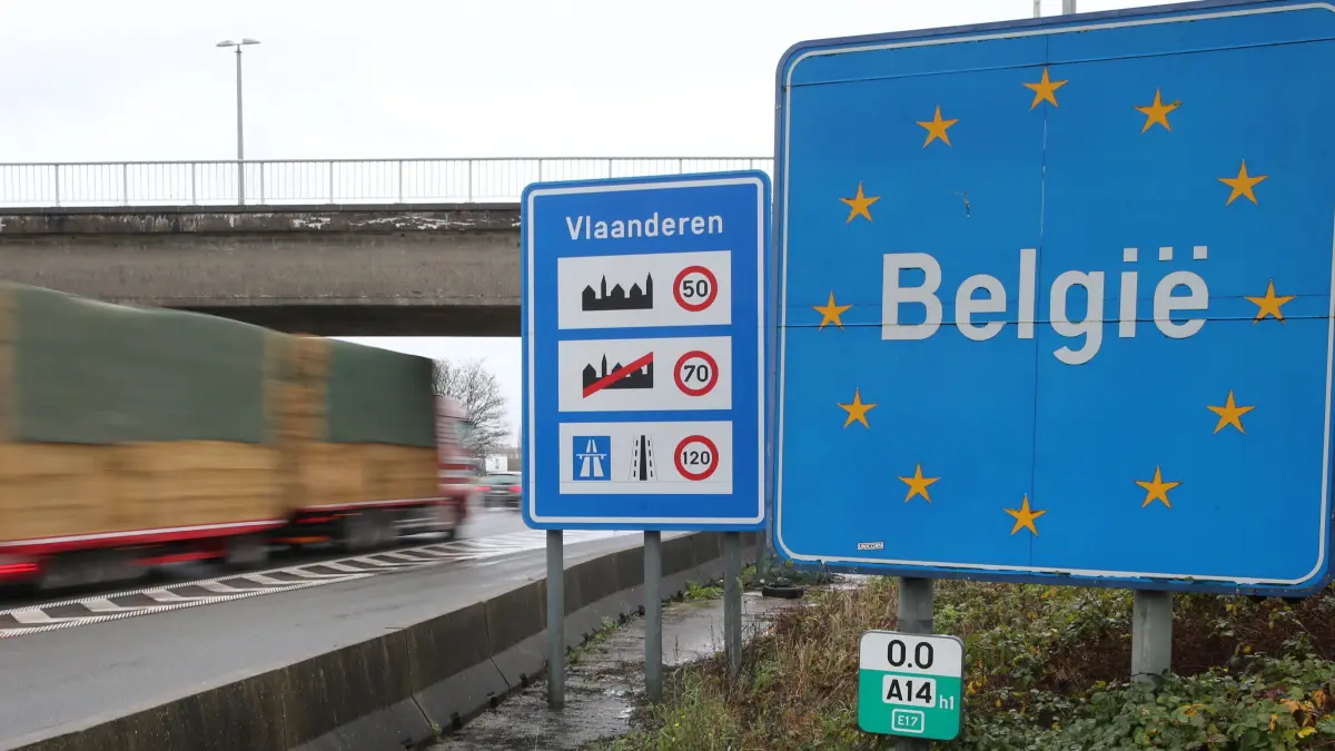 Ein LKW fährt über die Landesgrenze von Frankreich nach Belgien. Wegen der rasanten Ausbreitung der in Großbritannien entdeckten Variante des Coronavirus hat die Regierung mehr Kontrollen an den Grenzen angekündigt und neben anderen Staaten die Grenzen zum Vereinigten Königreich geschlossen. +++ dpa-Bildfunk +++