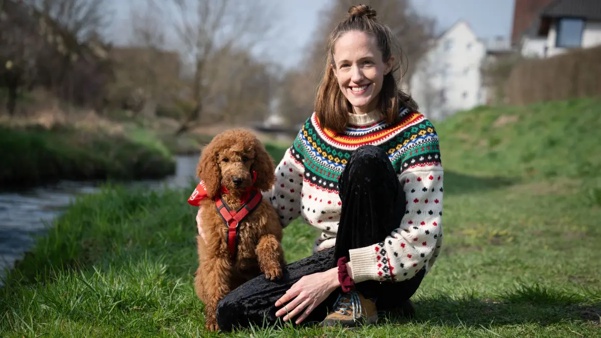 Marie Bellet mit ihrer Hündin Kiwi an der Ammer.