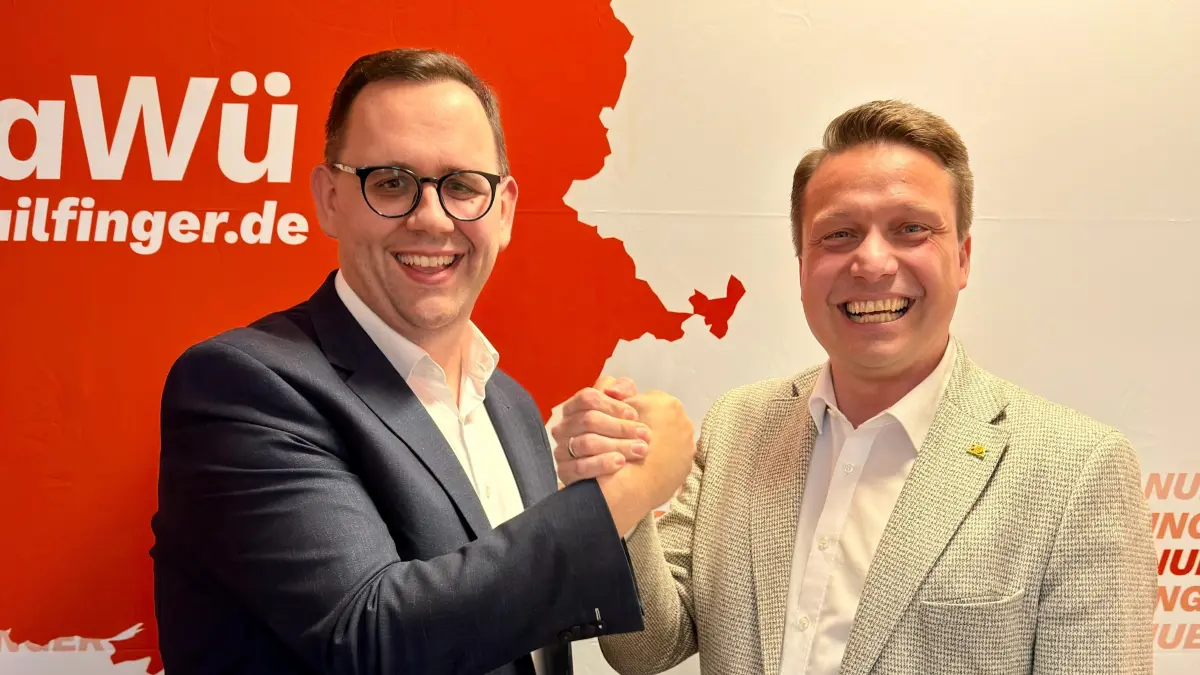 Manuel Hailfinger (rechts) als Strahlemann: Hier gratuliert ihm der CDU-Fraktionsvorsitzende im Burladinger Gemeinderat, Michael Eisele, zum Direktmandat im Wahlkreis Hechingen-Münsingen.