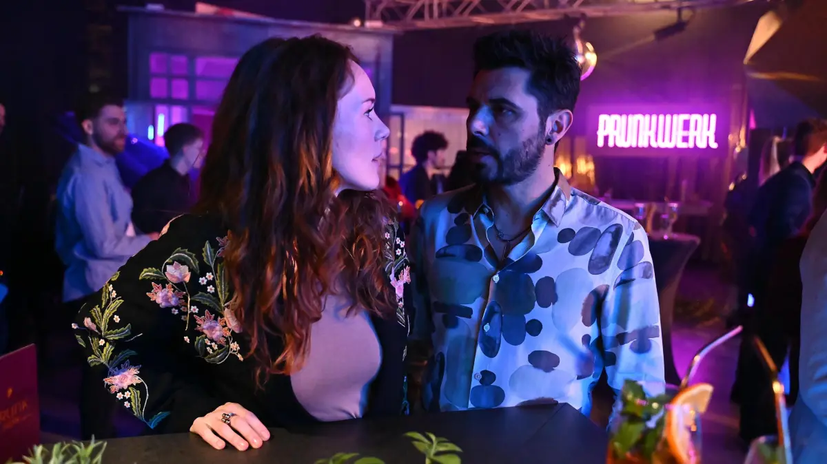 Nach seinem peinlichen Versprecher versucht Matteo (Riccardo Angelini), Emma (Luisa Binger) zu zeigen, wie ernst es ihm mit ihrer Beziehung ist.