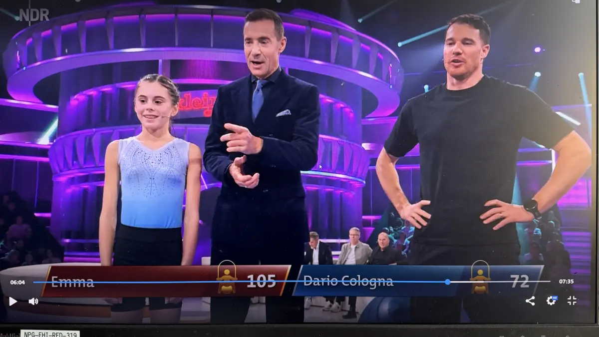 Klare Siegerin: Emma aus Ehingen gewinnt das Duell gegen den vierfachen Olympiasieger Dario Cologna (rechts) aus der Schweiz klar. Moderator Kai Pflaume gratuliert.