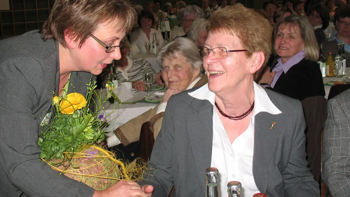 Kreislandfrauenverband Schwäbisch Hall Landfrauen Landfrauentag: Die Ehrenvorsitzende Bärbel Frenz wird von der Stellv. Vorsitzenden Ilse Stutz mit einem Blumengruß überrascht.